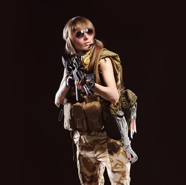 Красивая армейская девушка с пистолетом — стоковое фото