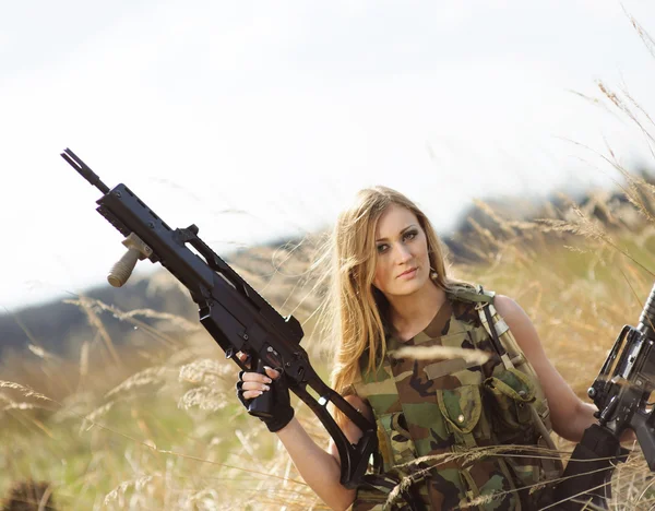 Linda menina do exército com armas — Fotografia de Stock