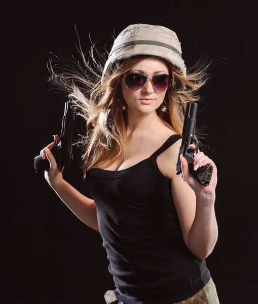 Bella ragazza dell'esercito con pistola — Foto Stock