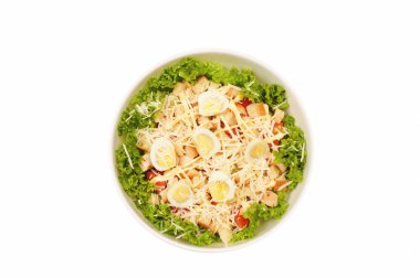 taze salata tavuk göğsü, peynir ve yumurta ile