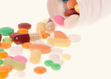 Beyaz arka planda bir sürü hap.