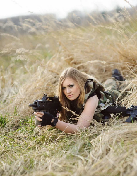 Schöne Armeemädchen mit Waffen — Stockfoto