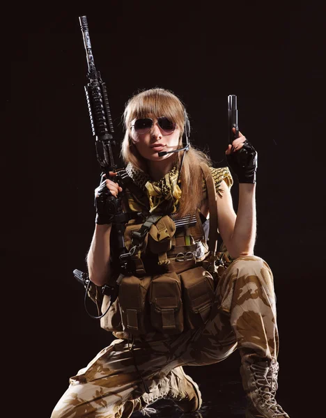 Linda menina do exército com arma — Fotografia de Stock