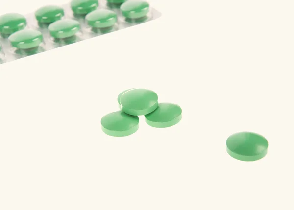 Pack van pillen en geopende blister geïsoleerd op witte achtergrond — Stockfoto