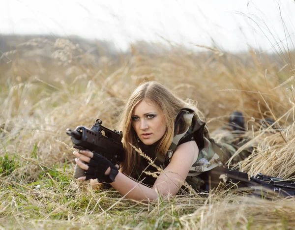 Frumoasa fata armata cu arme — Fotografie, imagine de stoc