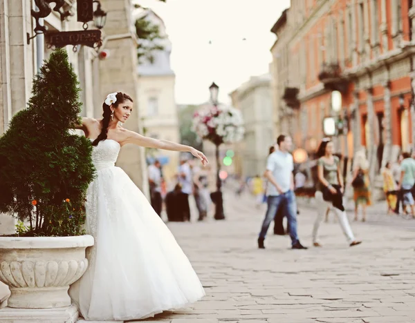 Beautiful bride outdoor in wedding day — Stock Photo, Image