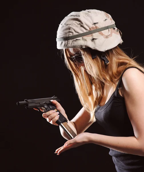 Bella ragazza dell'esercito con pistola — Foto Stock