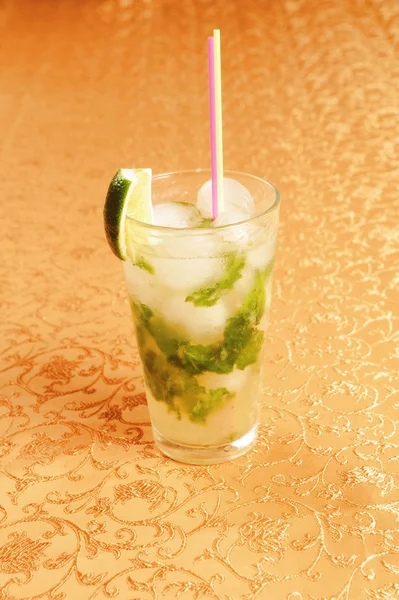 Cocktail mojito avec sur table en bois — Photo