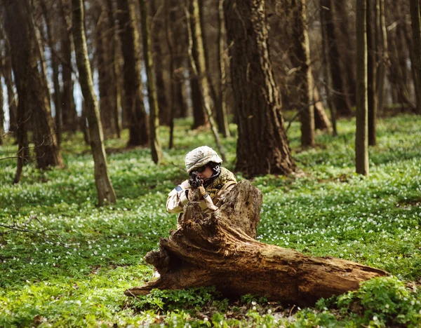 Armée fille avec arme — Photo