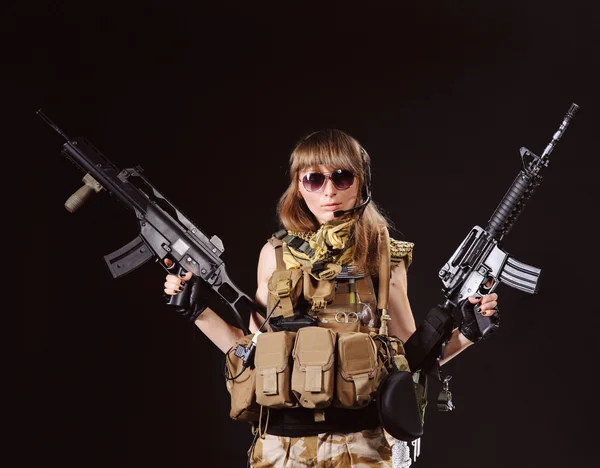 Belle fille de l'armée avec arme — Photo