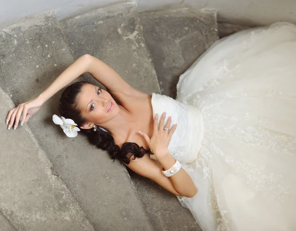 Hermosa novia al aire libre en el día de boda —  Fotos de Stock