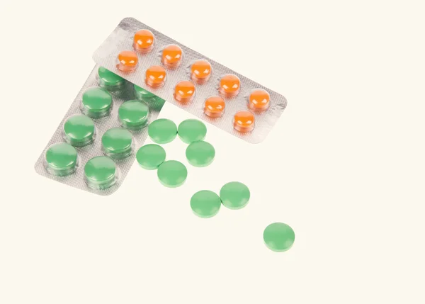 Packung Pillen und geöffneter Blister isoliert über weißem Hintergrund — Stockfoto
