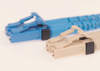 gri arka plan üzerinde izole Optik lif kablolar