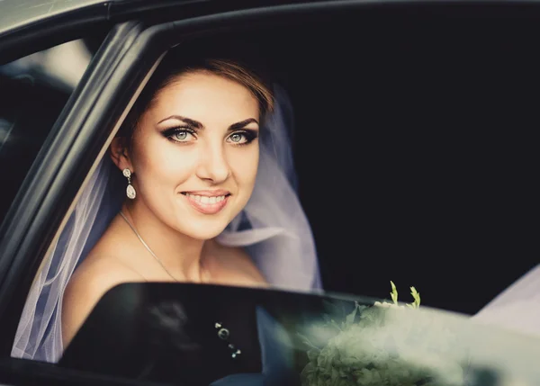Giovane sposa in macchina — Foto Stock