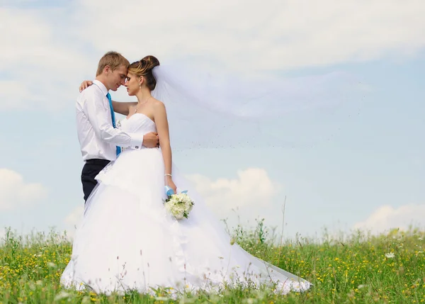 Glückliche Braut und Bräutigam zur Hochzeit — Stockfoto