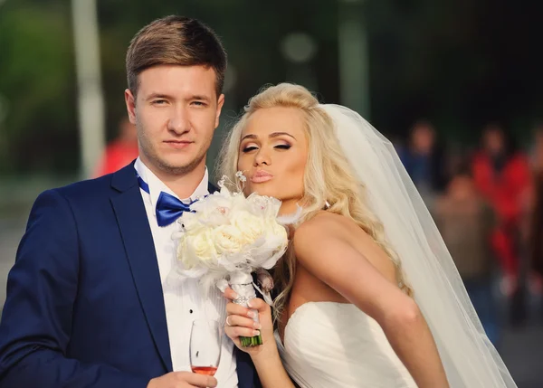 Happy bride and groom on their wedding — Stock Photo, Image