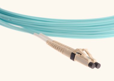 Beyaz arka plan üzerinde izole Optik lif kablolar