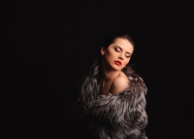 Güzellik moda model kız mavi vizon kürk