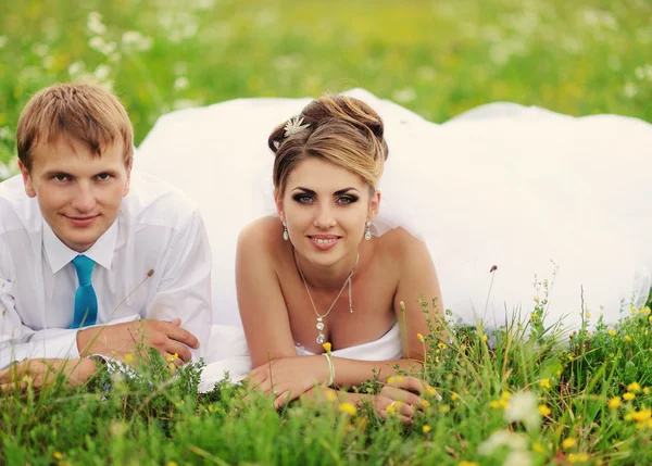 Noiva feliz e noivo em seu casamento — Fotografia de Stock