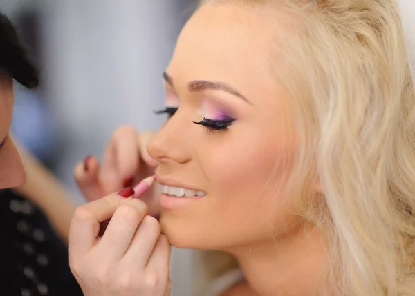 Trucco per la sposa il giorno del matrimonio — Foto Stock