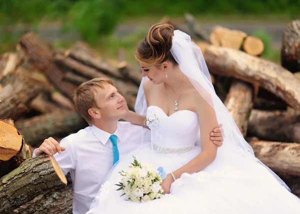 Glückliche Braut und Bräutigam zur Hochzeit — Stockfoto