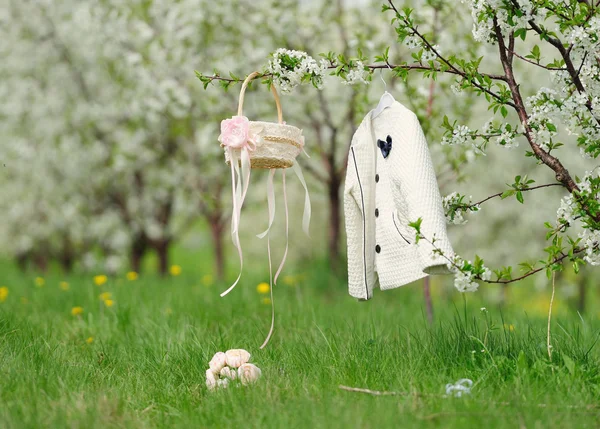 White coat, basket and bouquet in garden — Stock Photo, Image