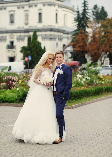 Glückliche Braut und Bräutigam zur Hochzeit — Stockfoto