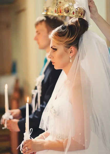 Sposa e sposo in chiesa — Foto Stock