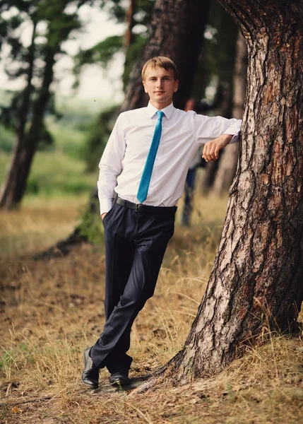 Beau marié au manteau de mariage — Photo