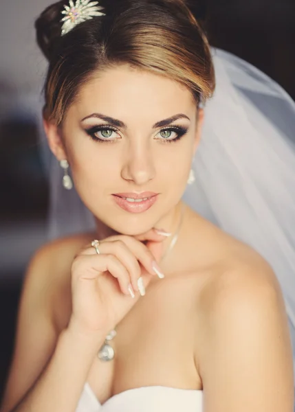 Young bride on wedding day — Stock Photo, Image