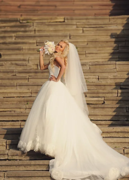 Mooie bruid met boeket van bloemen buiten — Stockfoto