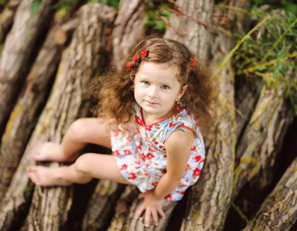 Petite jolie fille dans le jardin vert — Photo