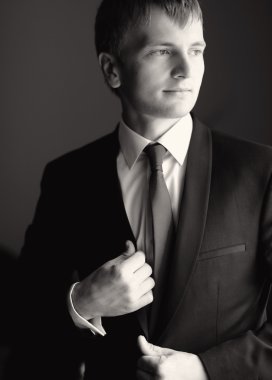 красивий нареченого на весілля пальто