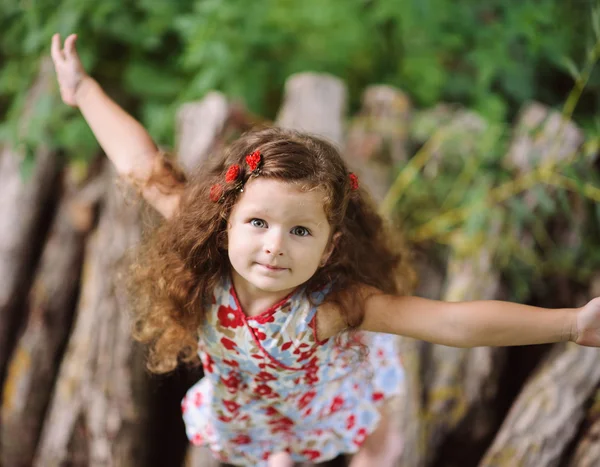 Liten söt flicka i den gröna trädgården — Stockfoto