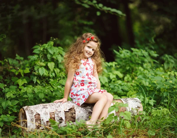 Pequena menina bonita no jardim verde — Fotografia de Stock