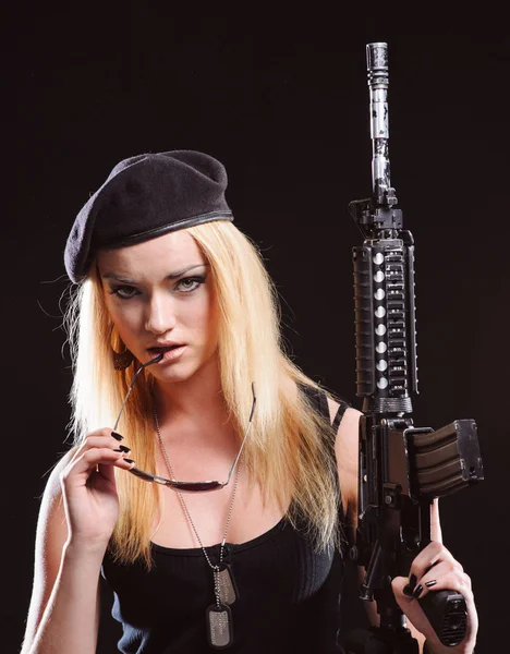 Belle fille de l'armée avec arme — Photo