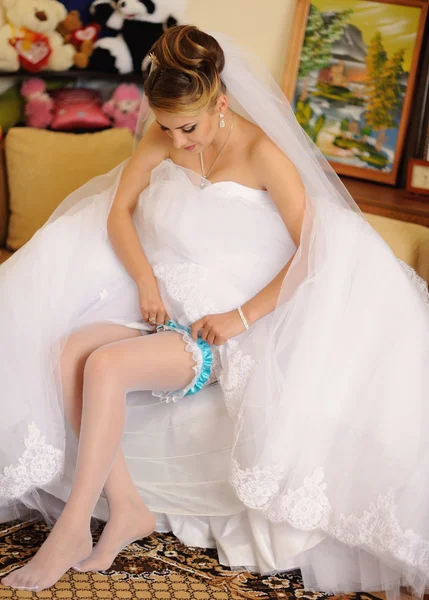 Fedett, az ablak mellett a gyönyörű menyasszony — Stock Fotó