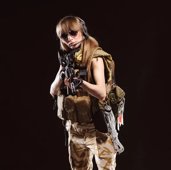 Belle fille de l'armée avec arme — Photo