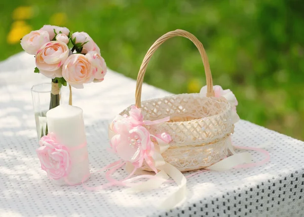 Bouquet of roses and  cup on the table in the garden — Stock Photo, Image