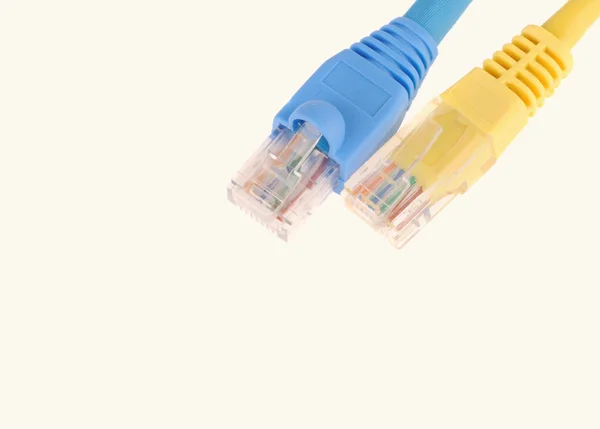 Cables de red de computadoras aislados sobre fondo blanco — Foto de Stock