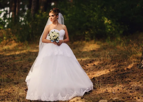 Mooie bruid met boeket van bloemen buiten — Stockfoto