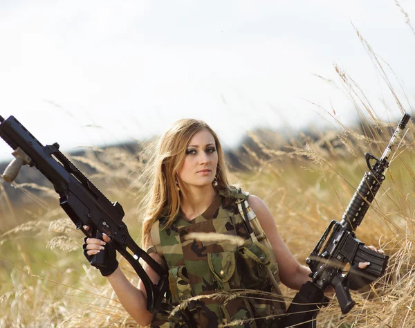 Linda menina do exército com armas — Fotografia de Stock