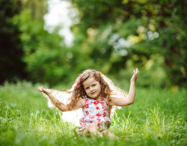 yeşil bir bahçe içinde güzel kız