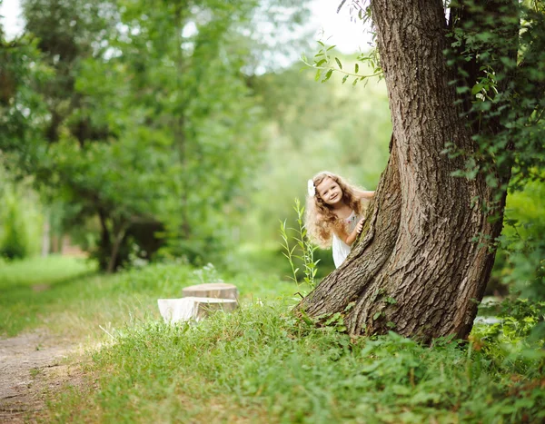녹색 정원에서 예쁜 소녀 — 스톡 사진