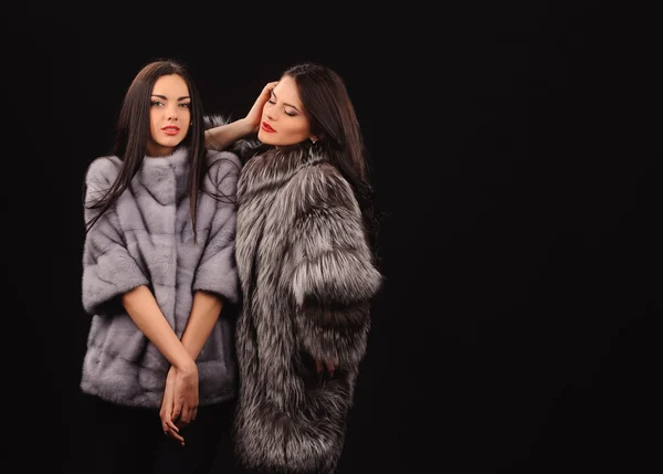 Güzellik moda Model kız mavi vizon kürk ceket — Stok fotoğraf