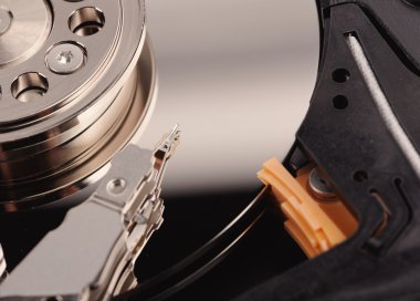 sabit disk sürücüsü beyaz zemin üzerine izole açın