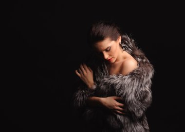 Güzellik moda model kız mavi vizon kürk