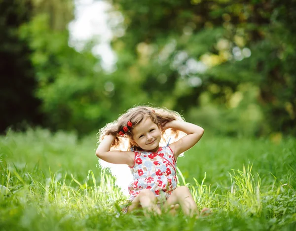 Petite jolie fille dans le jardin vert — Photo