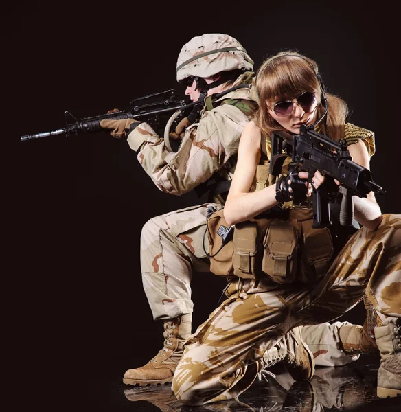 Linda menina do exército com arma — Fotografia de Stock