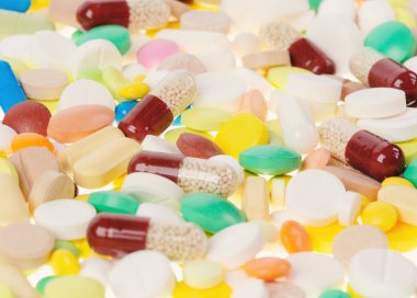 Beyaz arka planda bir sürü hap.